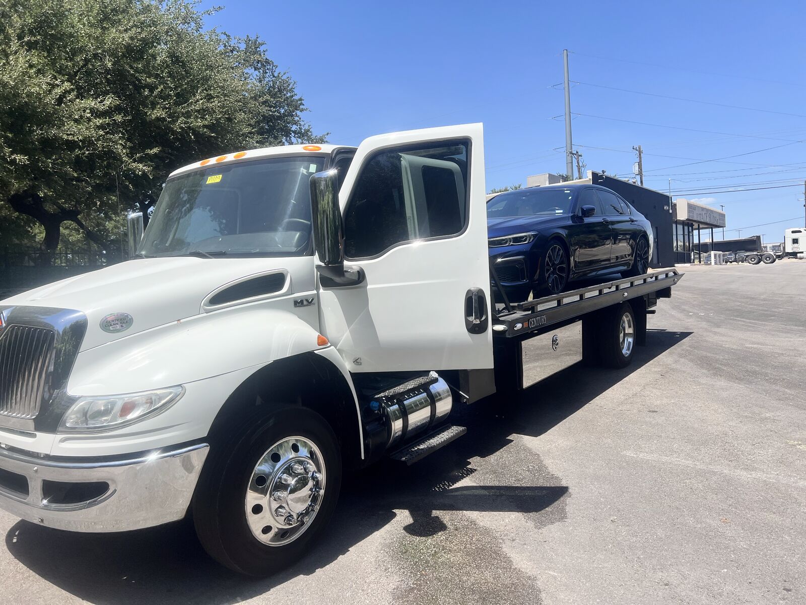 Ozcan Towing driver providing roadside assistance in DFW
