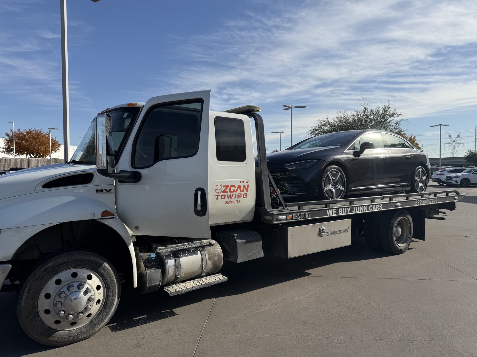 Ozcan Towing assisting a driver near Lakewood, Dallas TX