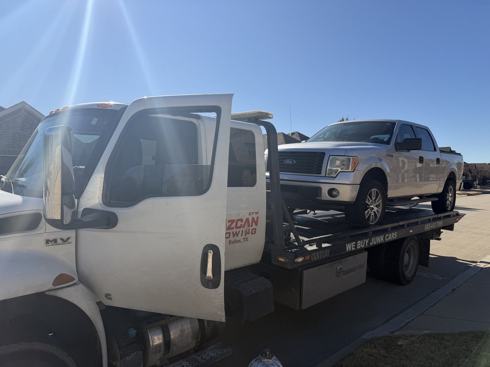 Ozcan Towing truck serving Lake Highlands and North Dallas area
